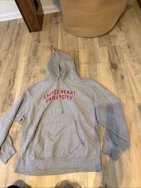 size XL pro weave sacred heart university graphic crew neck